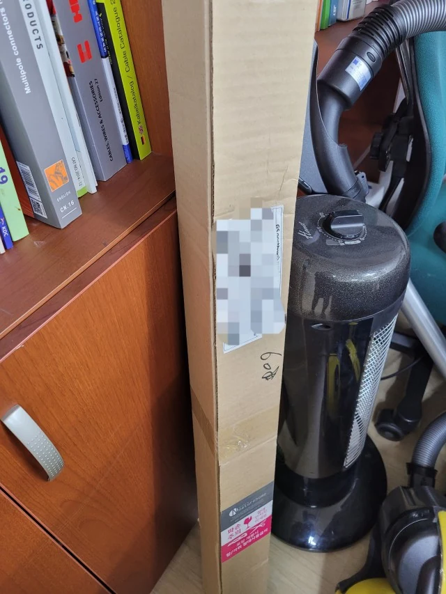 긴 배송 상자와 주의 스티커